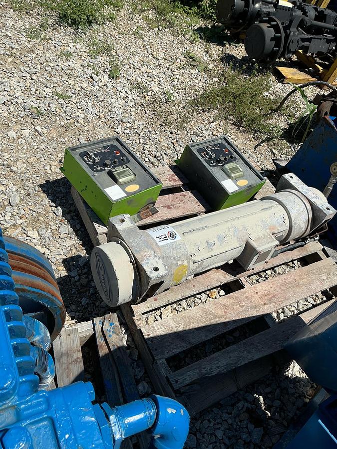 Used Derrick Industrial Electric Vibrator
