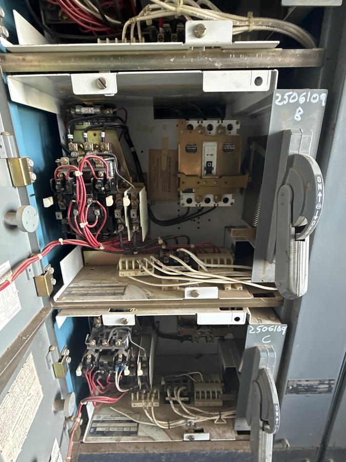 Used ALLEN BRADLEY 600 volts 60 HZ buckets