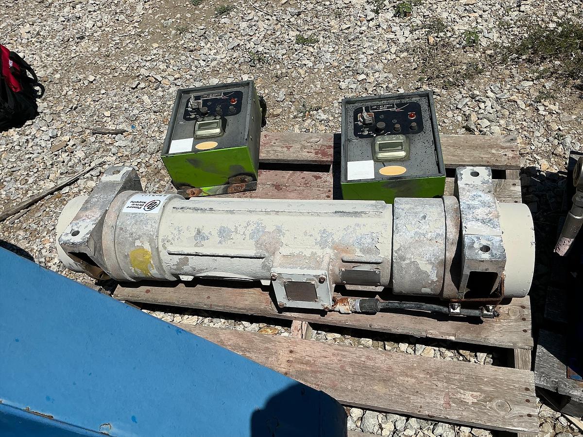 Used Derrick Industrial Electric Vibrator