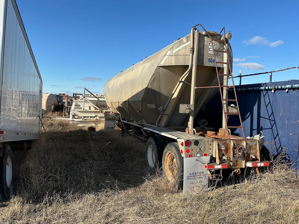 Used 1971 Fruehauf Pneumatic Dry Bulk Tank Trailer