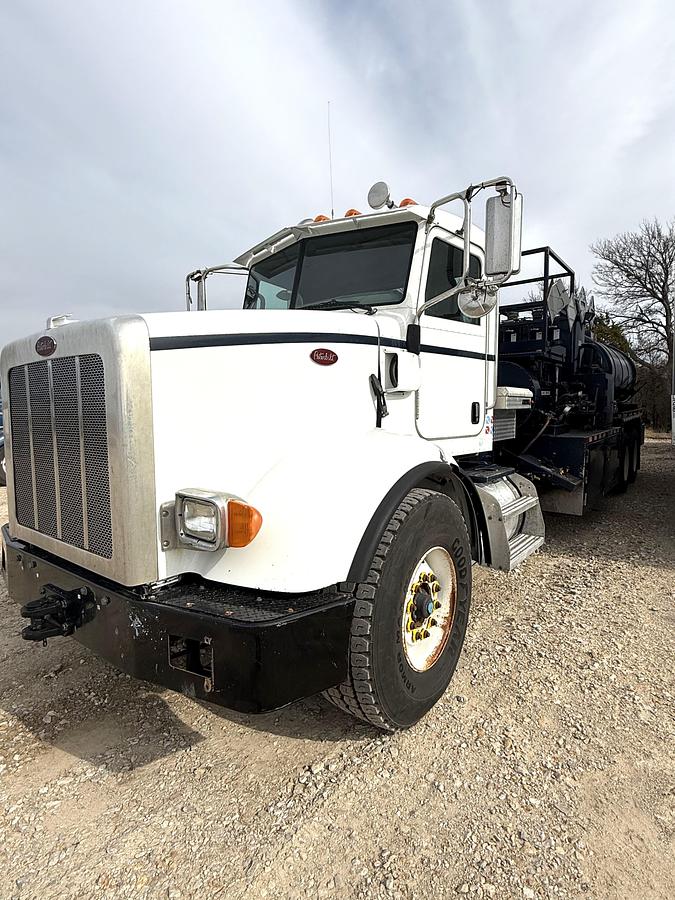 Used 2010 365 Peterbilt Acid Truck