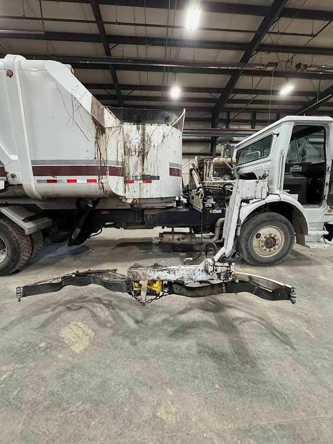 Used 2000 Volvo Rapid Rail Single-Axle Automated Side-Loader