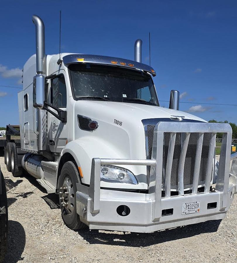 Used 2016 Peterbilt 579 Heavy Duty Truck with Conventional Sleeper Truck and Grill Guard