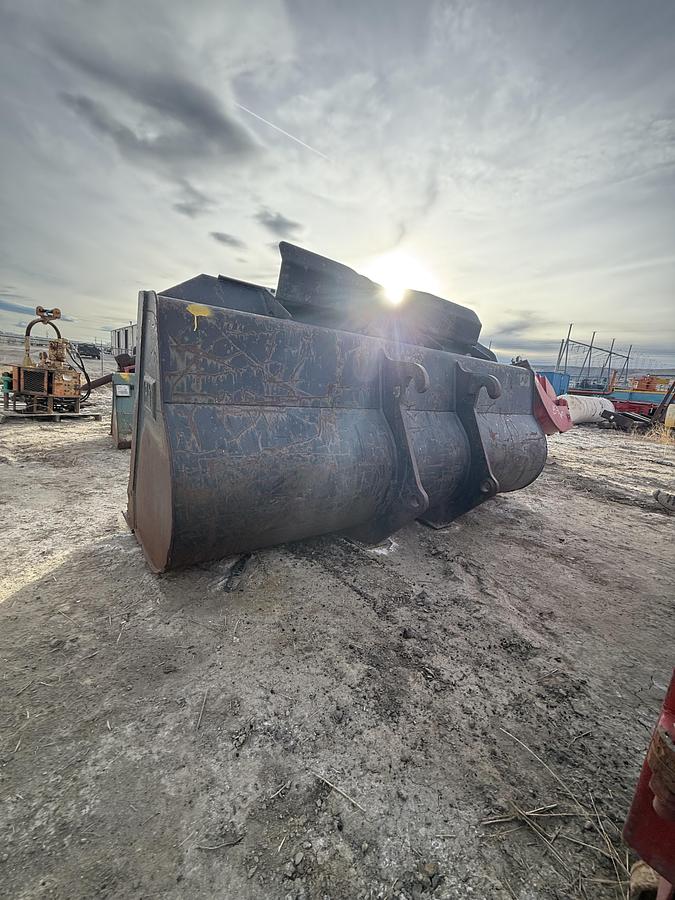 Used CAT Loader Bucket (100 inch wide)