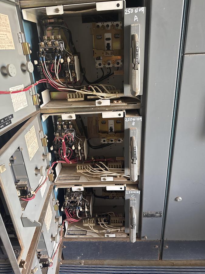 Used ALLEN BRADLEY 600 volts 60 HZ buckets