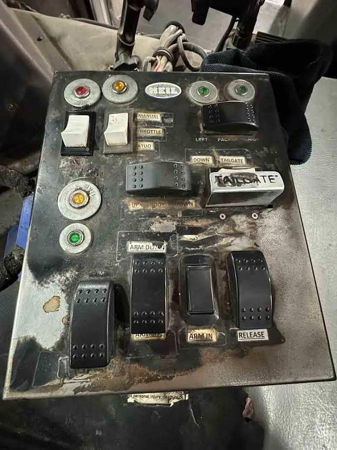 Used 2000 Volvo Rapid Rail Single-Axle Automated Side-Loader