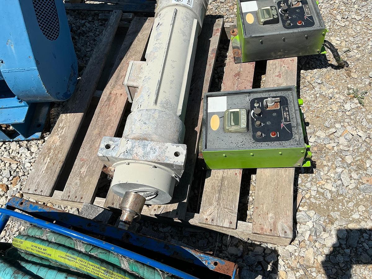 Used Derrick Industrial Electric Vibrator