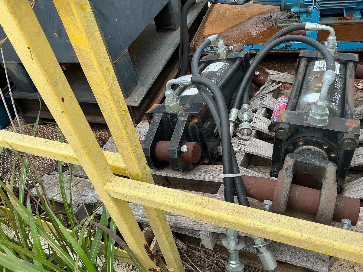Used Hydraulic Cylinders 2x 