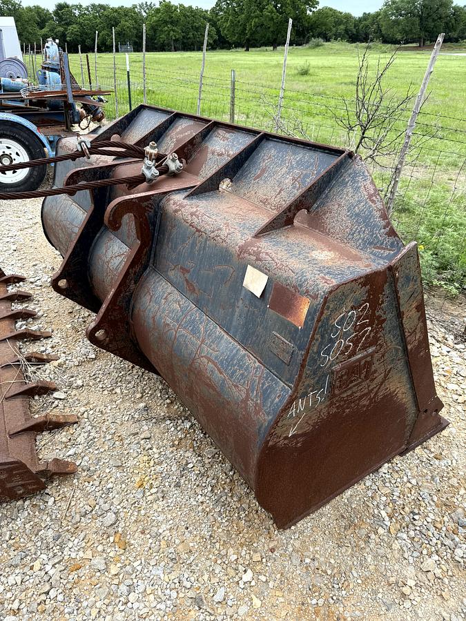 Used CAT Bucket