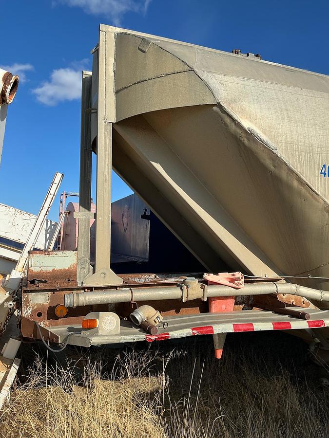 Used 1971 Fruehauf Pneumatic Dry Bulk Tank Trailer
