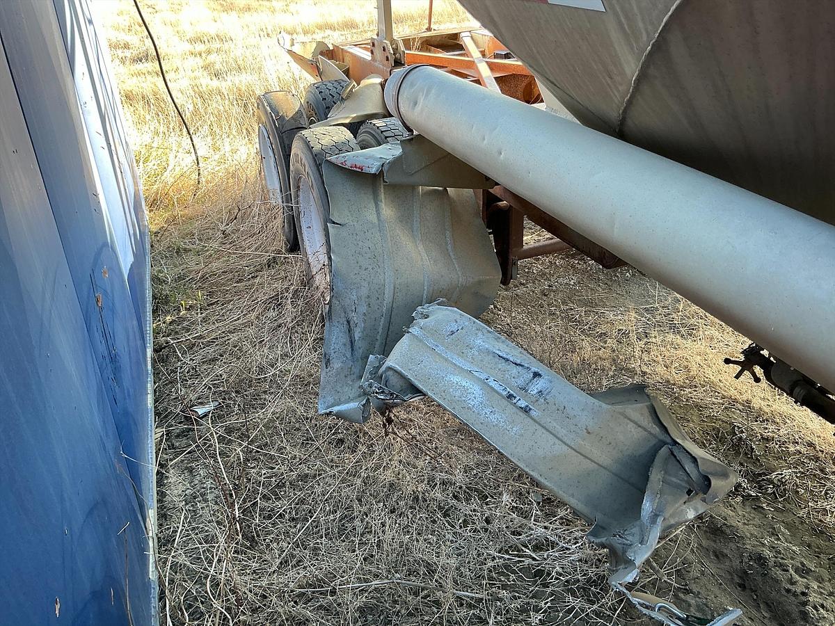 Used 1971 Fruehauf Pneumatic Dry Bulk Tank Trailer