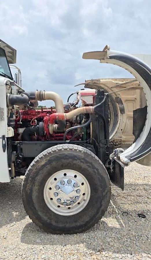 Used 2015 Peterbilt 389 Winch Truck