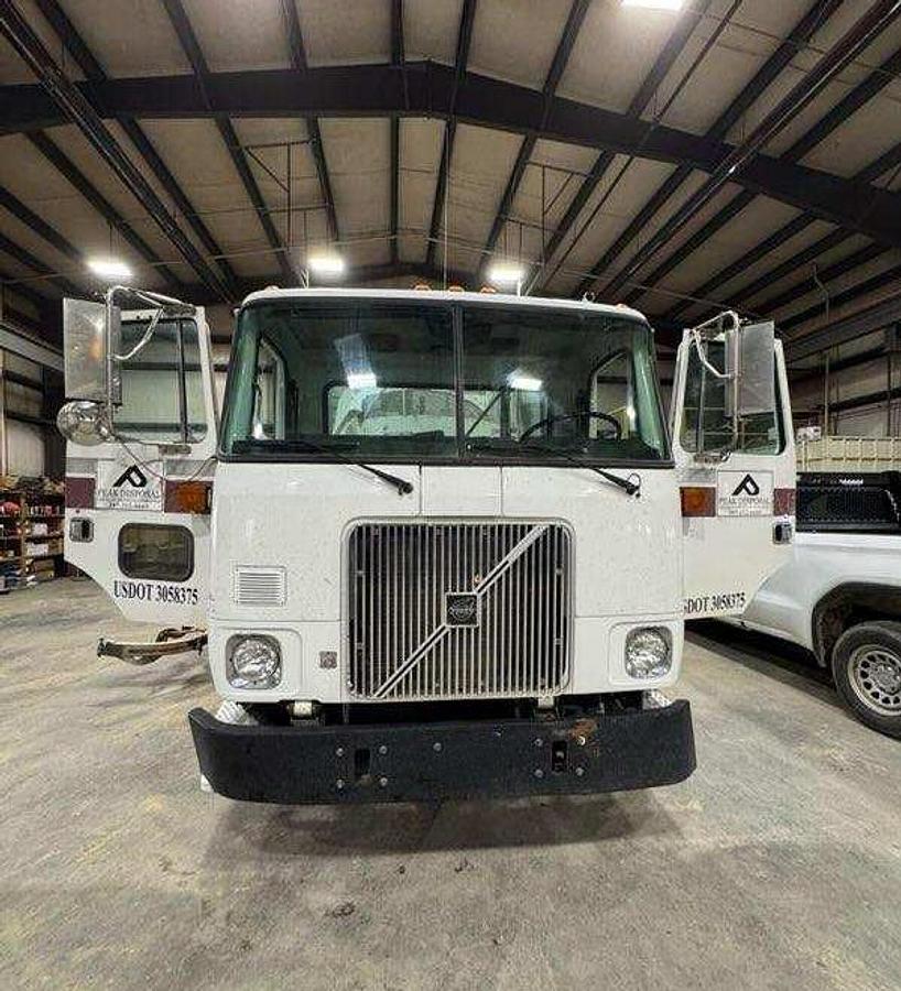 Used 2000 Volvo Rapid Rail Single-Axle Automated Side-Loader