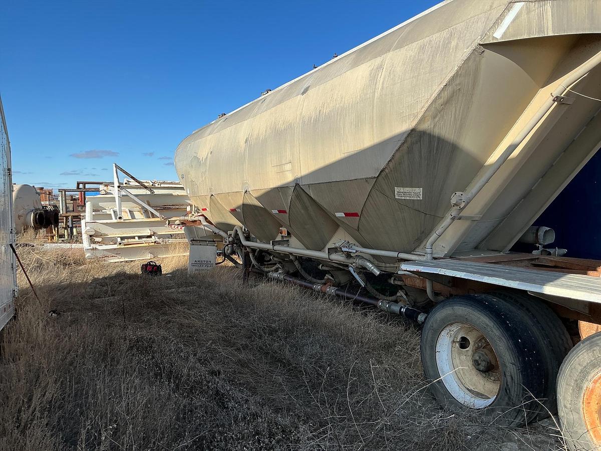 Used 1971 Fruehauf Pneumatic Dry Bulk Tank Trailer