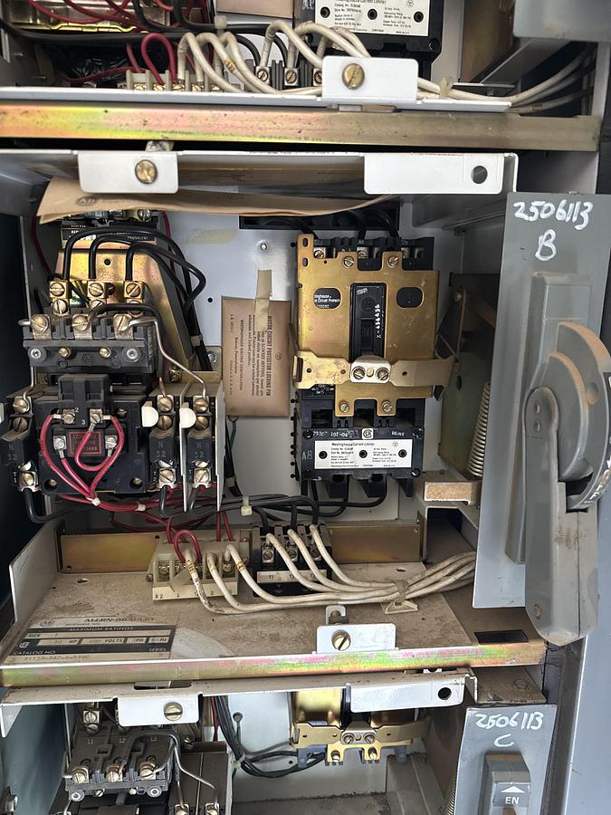 Used ALLEN BRADLEY 600 volts 60 HZ buckets