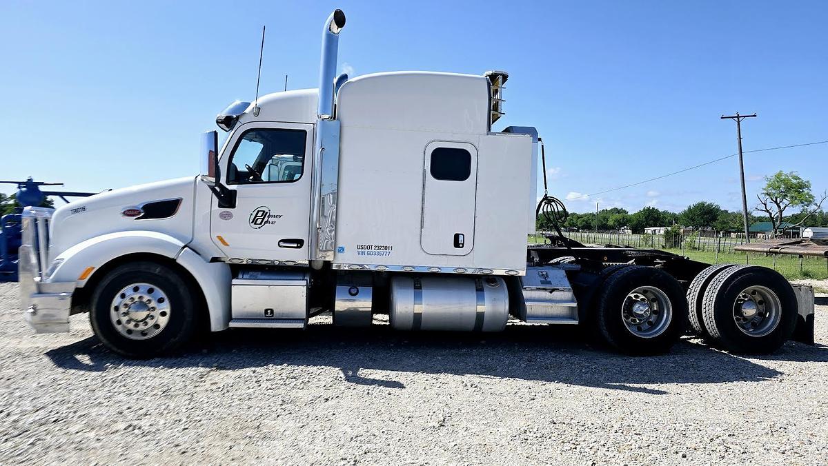 Used 2016 Peterbilt 579 Heavy Duty Truck with Conventional Sleeper Truck and Grill Guard