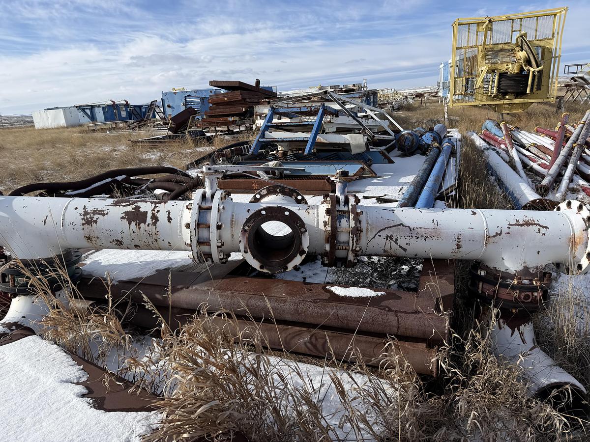 Used Wind Walls, Walkways, Flow Line Pipe, Hoses, Stairs V Door, Skids Rig #235