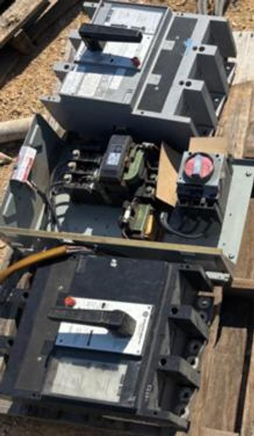 Used GE Control Panel 40AMP, 460Volt - 2 GE Power Breakers 120Volts