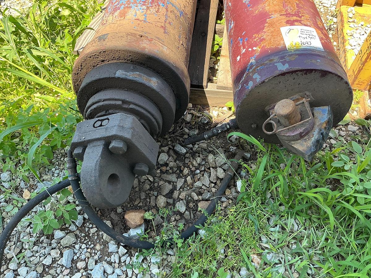 Used Hydraulic Cylinders x2