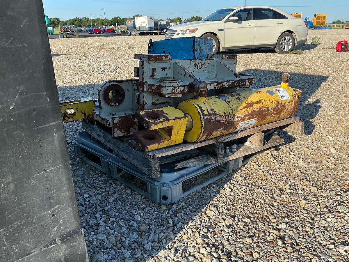 Used Hydraulics Cylinders x2 with Mounts