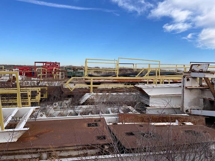 Used Pyramid 920,000 LB Cantilever Mast, Sub, Partial Rig