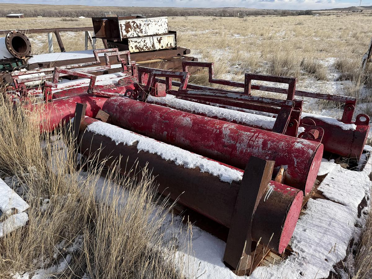 Used Wind Walls, Walkways, Flow Line Pipe, Hoses, Stairs V Door, Skids Rig #235