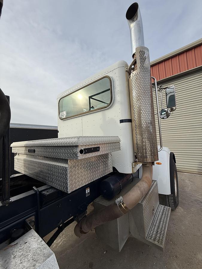 Used 2010 365 Peterbilt Acid Truck