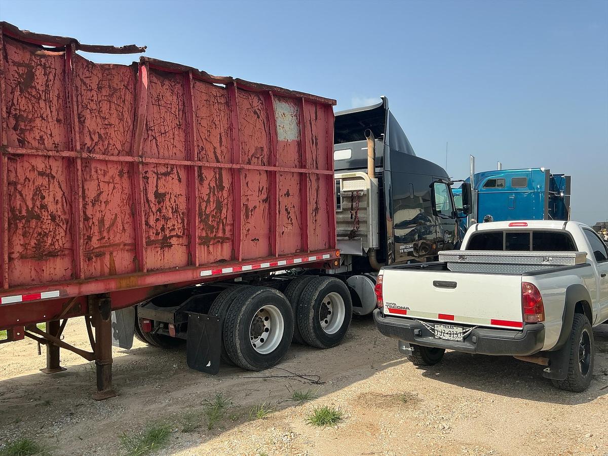 Used 2021 Volvo VNL Big Bunk Semi
