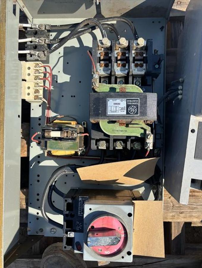 Used GE Control Panel 40AMP, 460Volt - 2 GE Power Breakers 120Volts