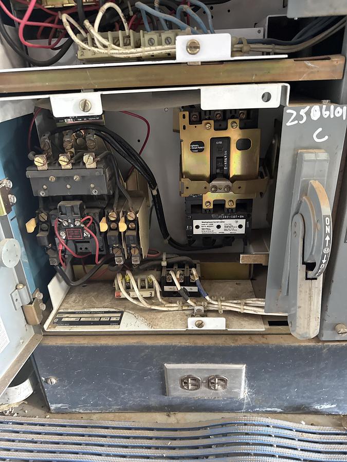 Used ALLEN BRADLEY 600 volts breaker 60 HZ