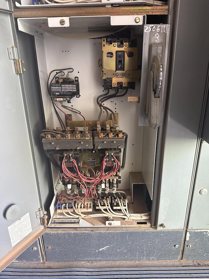 Used ALLEN BRADLEY 600 volts 60 HZ 25hp Breacker Bucket