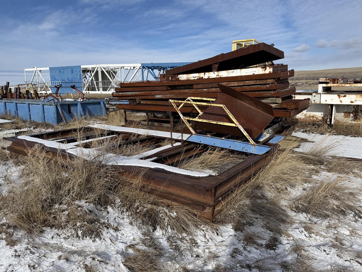 Used Wind Walls, Walkways, Flow Line Pipe, Hoses, Stairs V Door, Skids Rig #235
