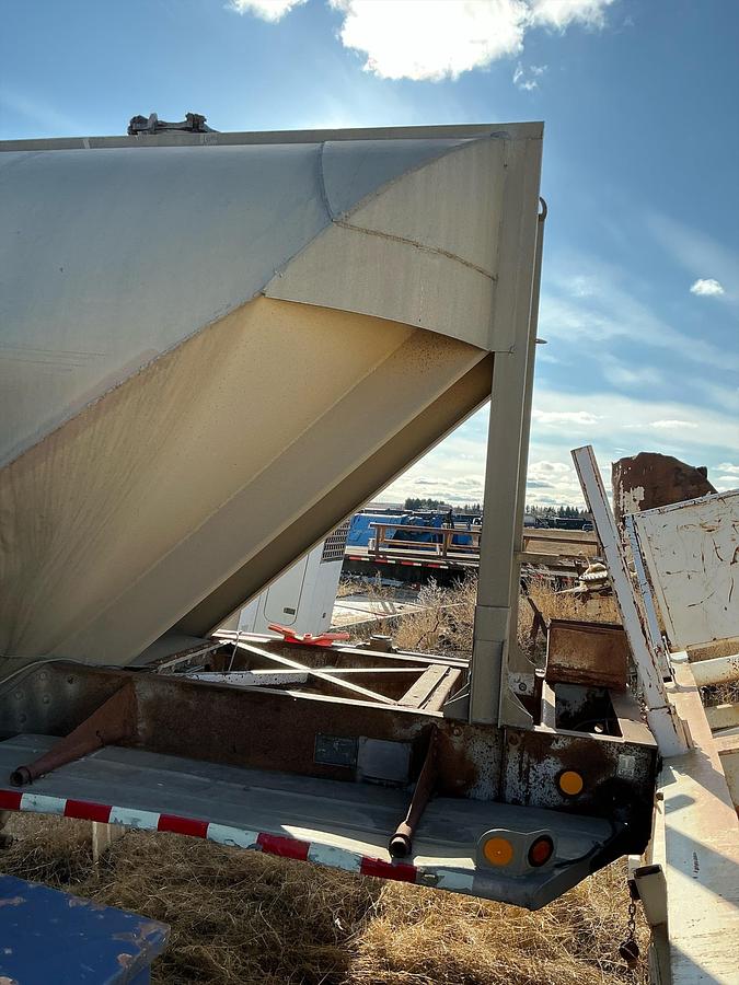 Used 1971 Fruehauf Pneumatic Dry Bulk Tank Trailer