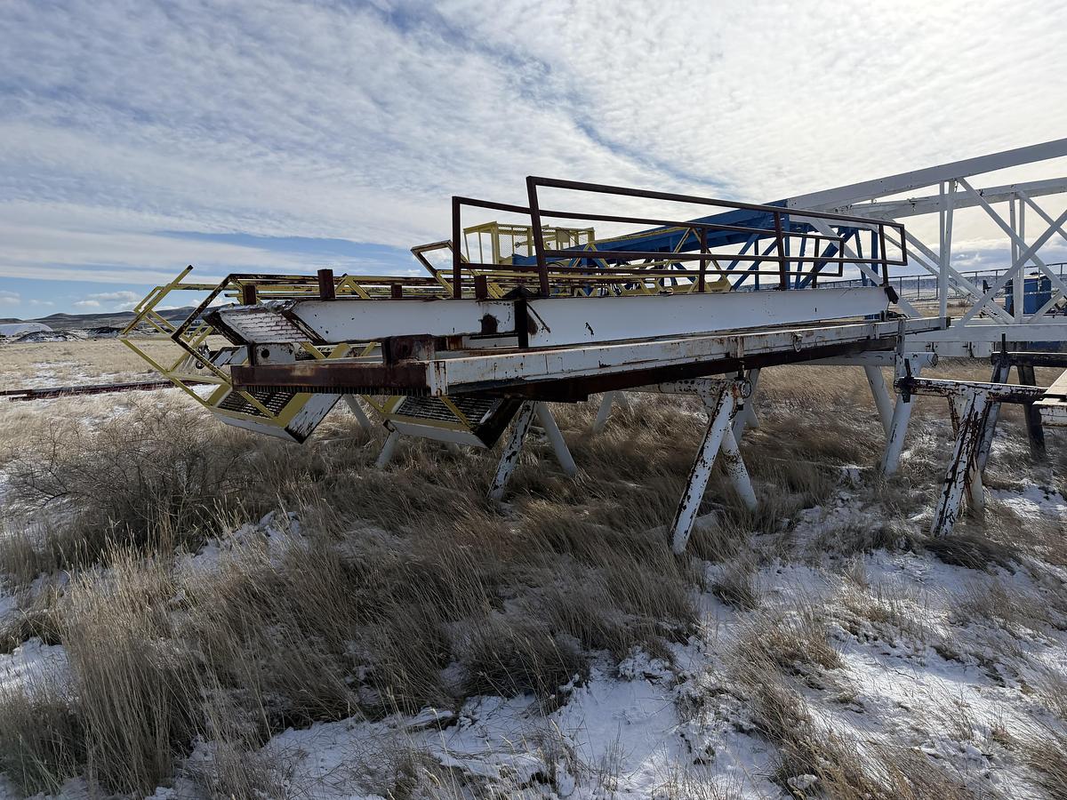 Used Wind Walls, Walkways, Flow Line Pipe, Hoses, Stairs V Door, Skids Rig #235