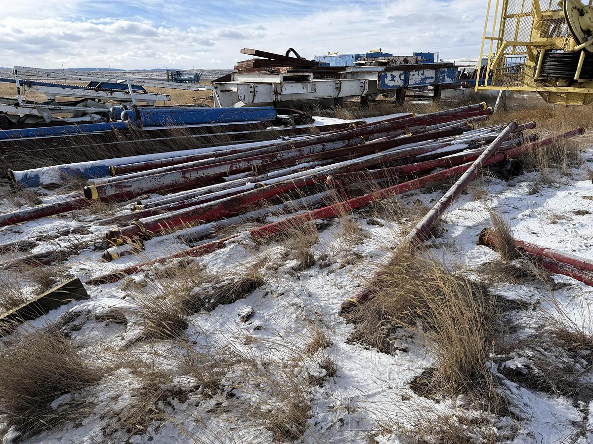 Used Wind Walls, Walkways, Flow Line Pipe, Hoses, Stairs V Door, Skids Rig #235