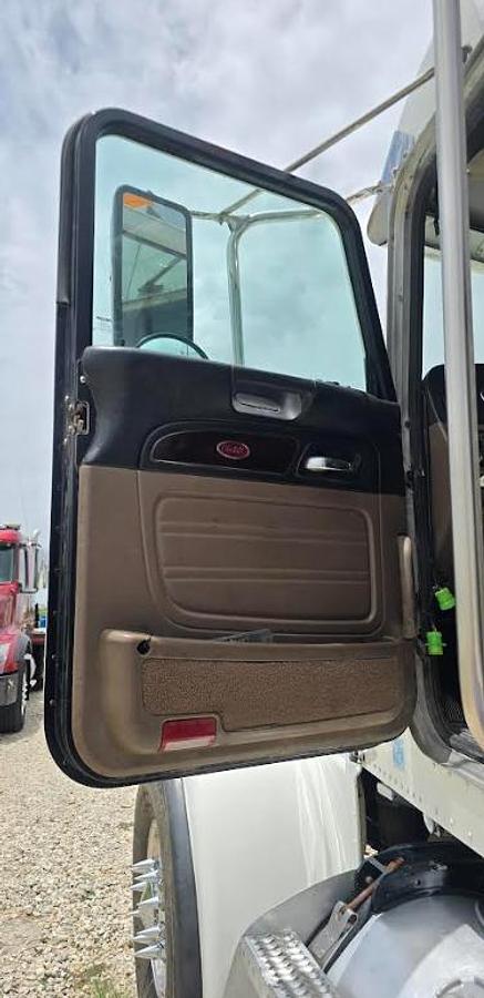 Used 2015 Peterbilt 389 Winch Truck