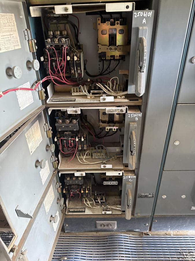 Used ALLEN BRADLEY 600 volts breaker 60 HZ