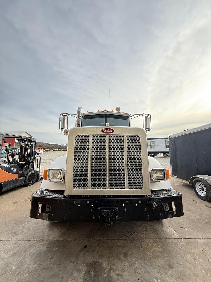 Used 2010 365 Peterbilt Acid Truck