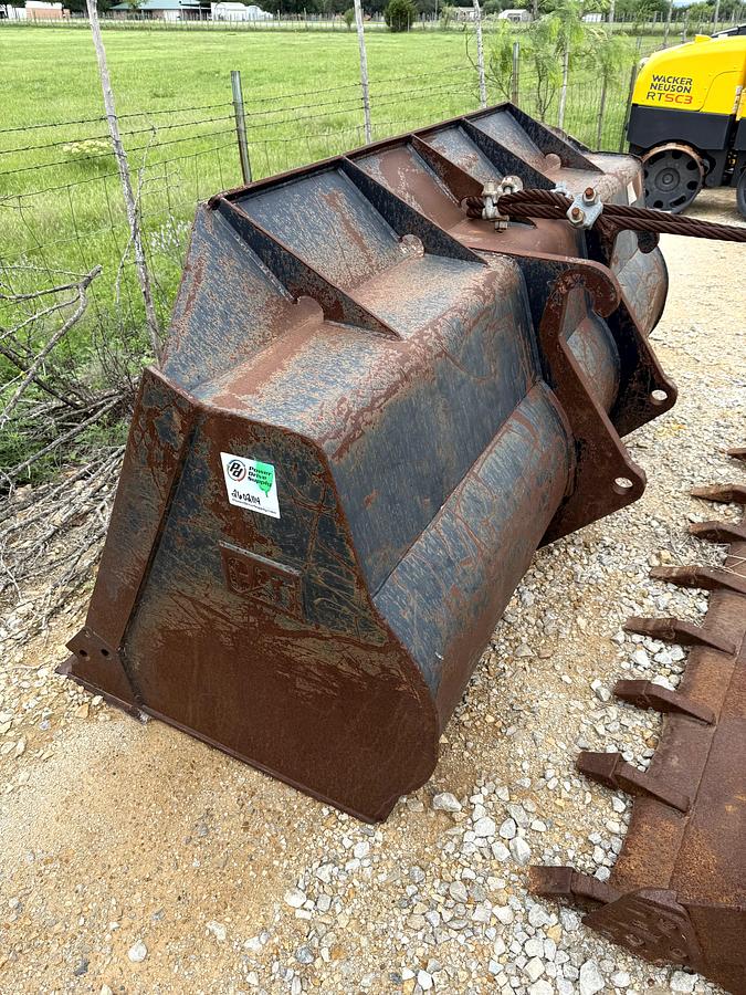 Used CAT Bucket