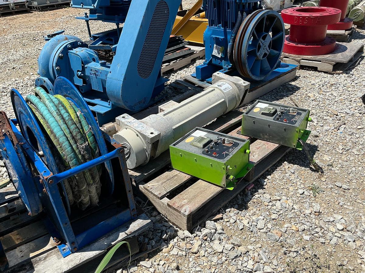 Used Derrick Industrial Electric Vibrator