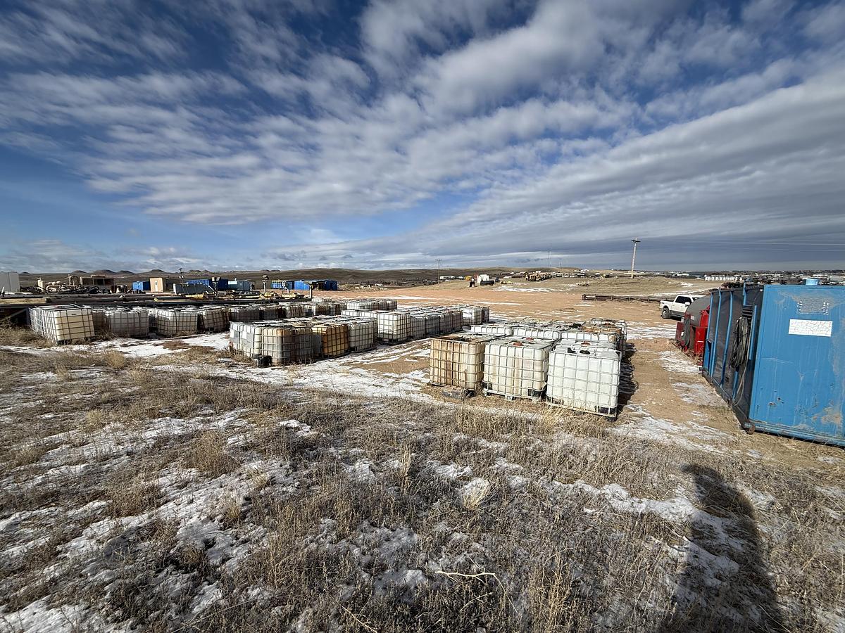 Used Plastic Totes (99)