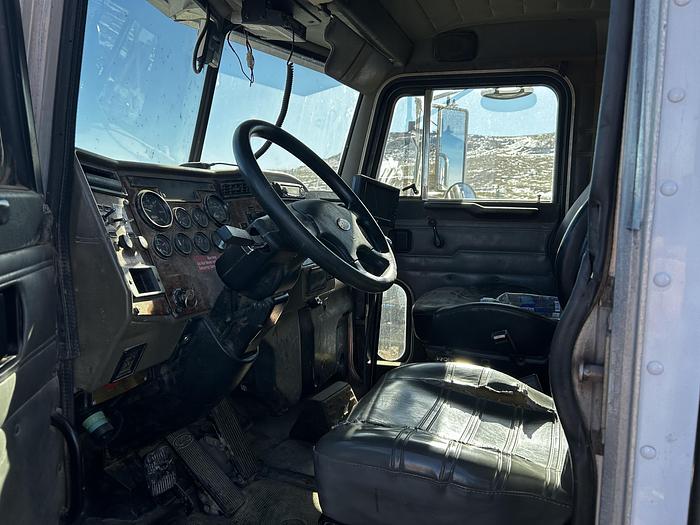 Used 2001 Peterbilt 330, Data Van/Office Truck
