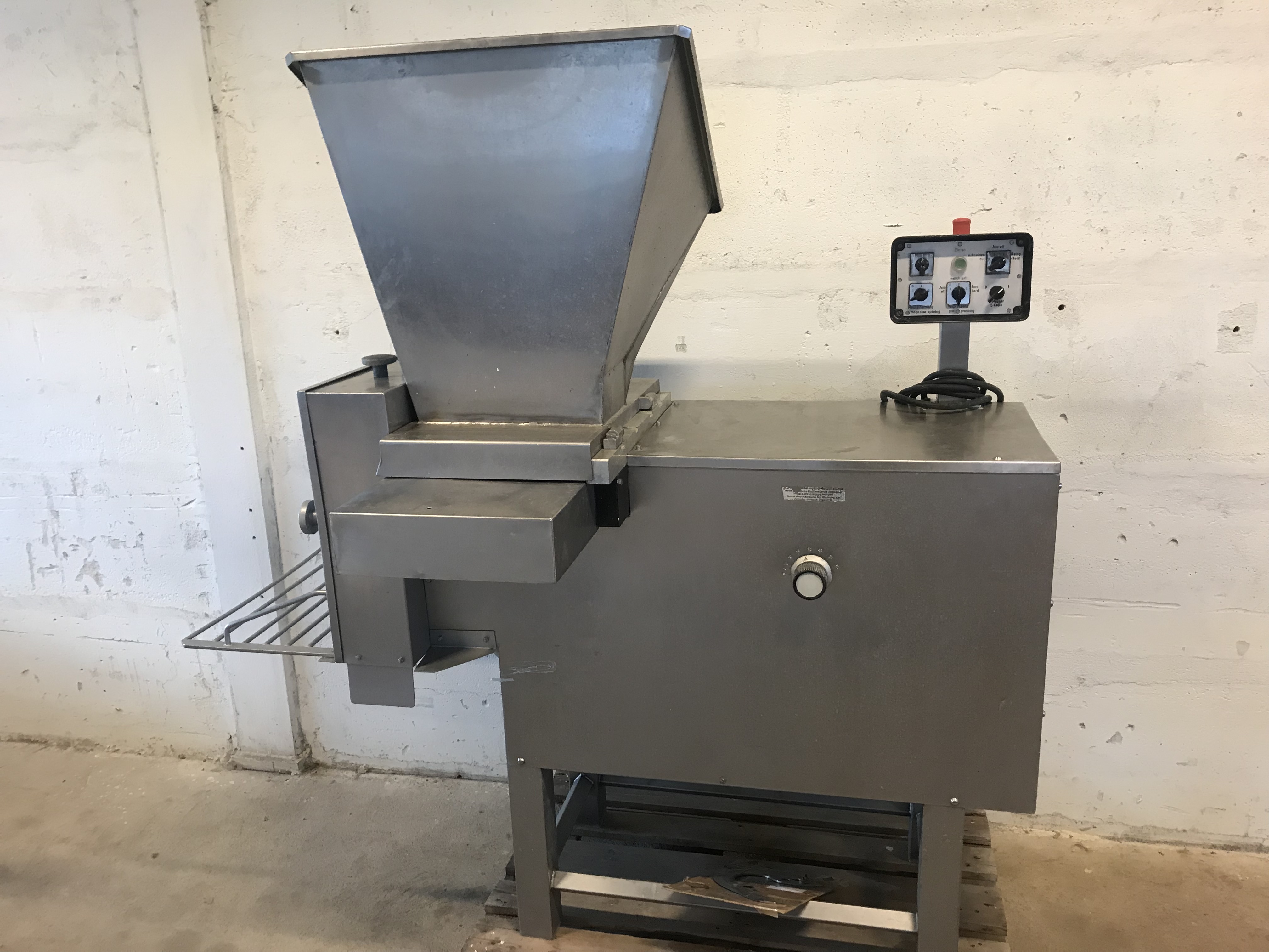 Begagnad Tärningmaskin Holac 11x6mm automatisk matning