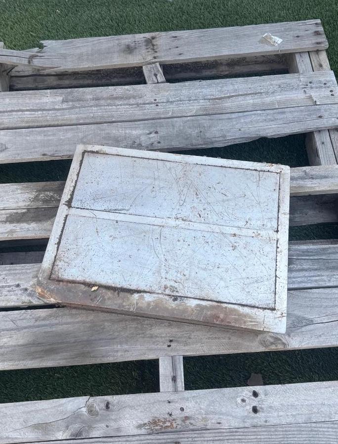 Used Suspension Magnet 20” x 15-1/2”, 4 Brackets on Back, Strong Pull