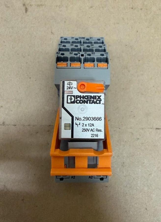 Used Phoenix Contact 2903666 Single Relay w/ RIF-2-BPT/ 4x21 Relay Base