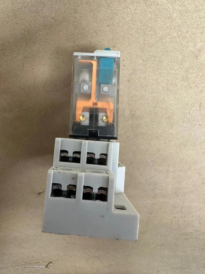 Used Siemens 3TX71 Relay w/ 3TX7144-4E6 Base