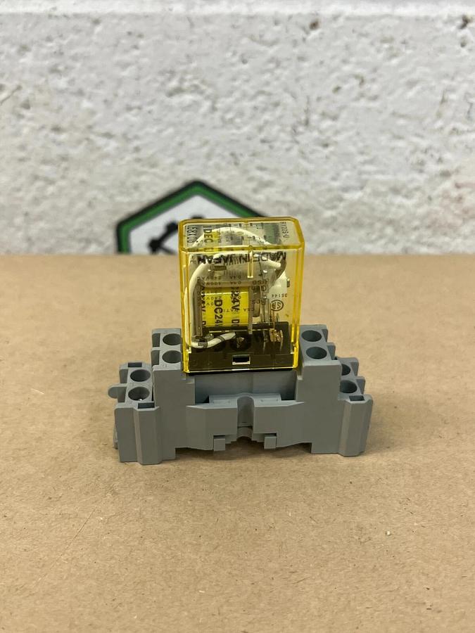 Used IDEC SY2S-05C Relay Socket w/ Relay