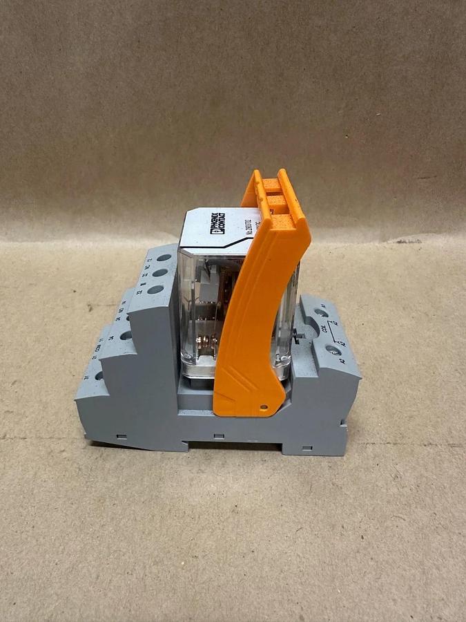 Used Phoenix Contact 2903702 Single Relay w/ RIF-4-BSC/3x21 Relay Base