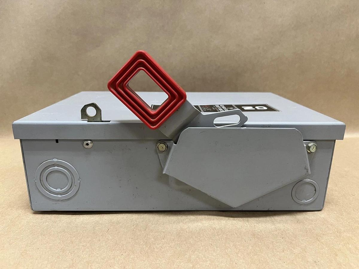 Used General Electric TH3351 Model 7, 30A, 600VAC/250VDC Enclosed Safety Switch