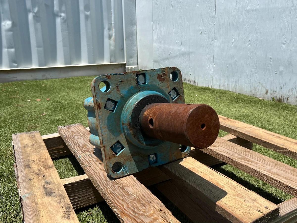 Used Heavy Duty Tie-Rod Hydraulic Cylinder, 4 Bolt